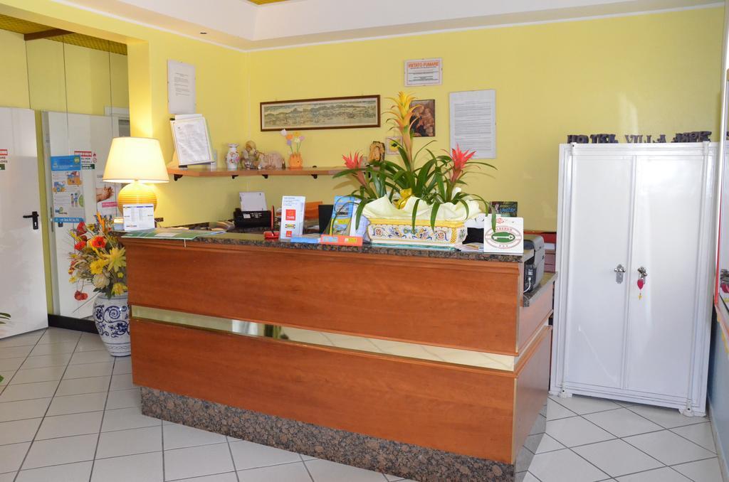 Hotel Aspe Бибионе Екстериор снимка