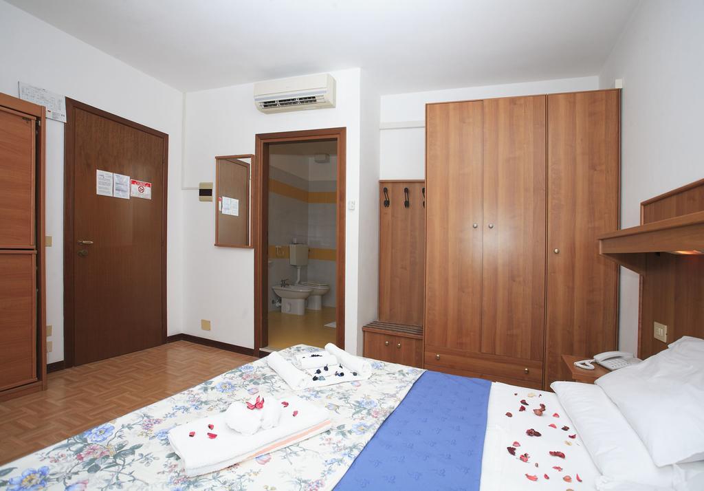 Hotel Aspe Бибионе Екстериор снимка