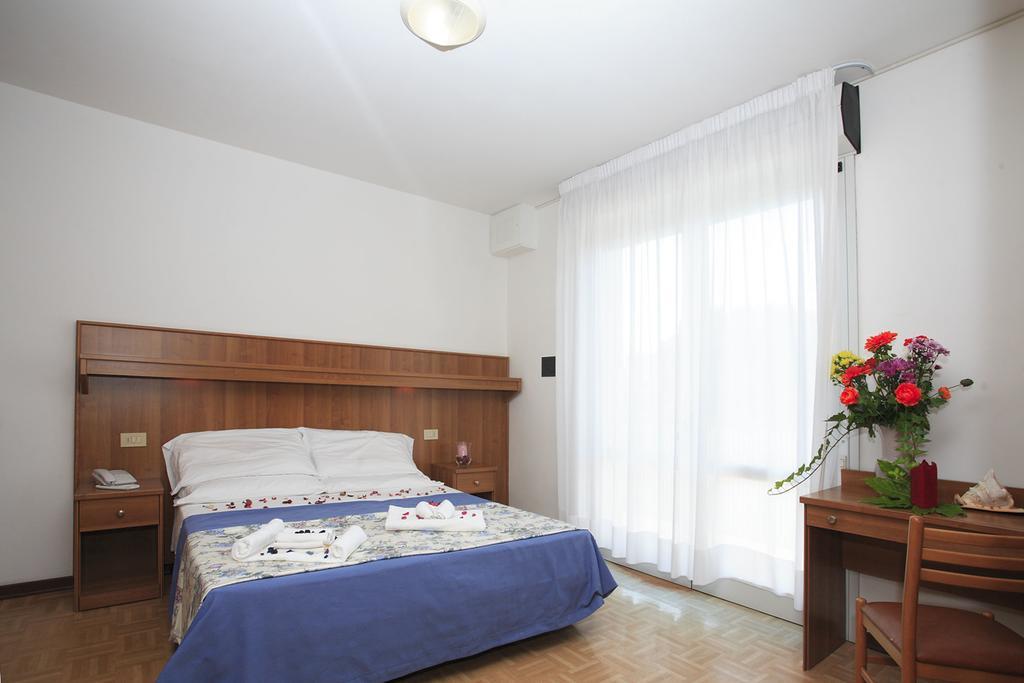 Hotel Aspe Бибионе Екстериор снимка