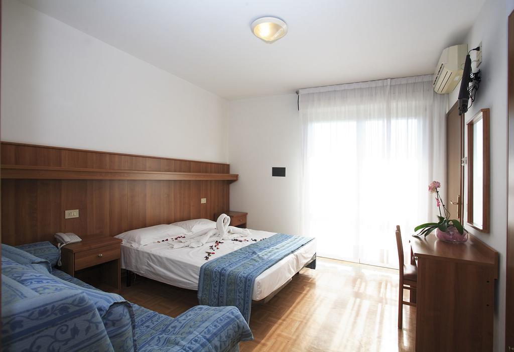 Hotel Aspe Бибионе Екстериор снимка